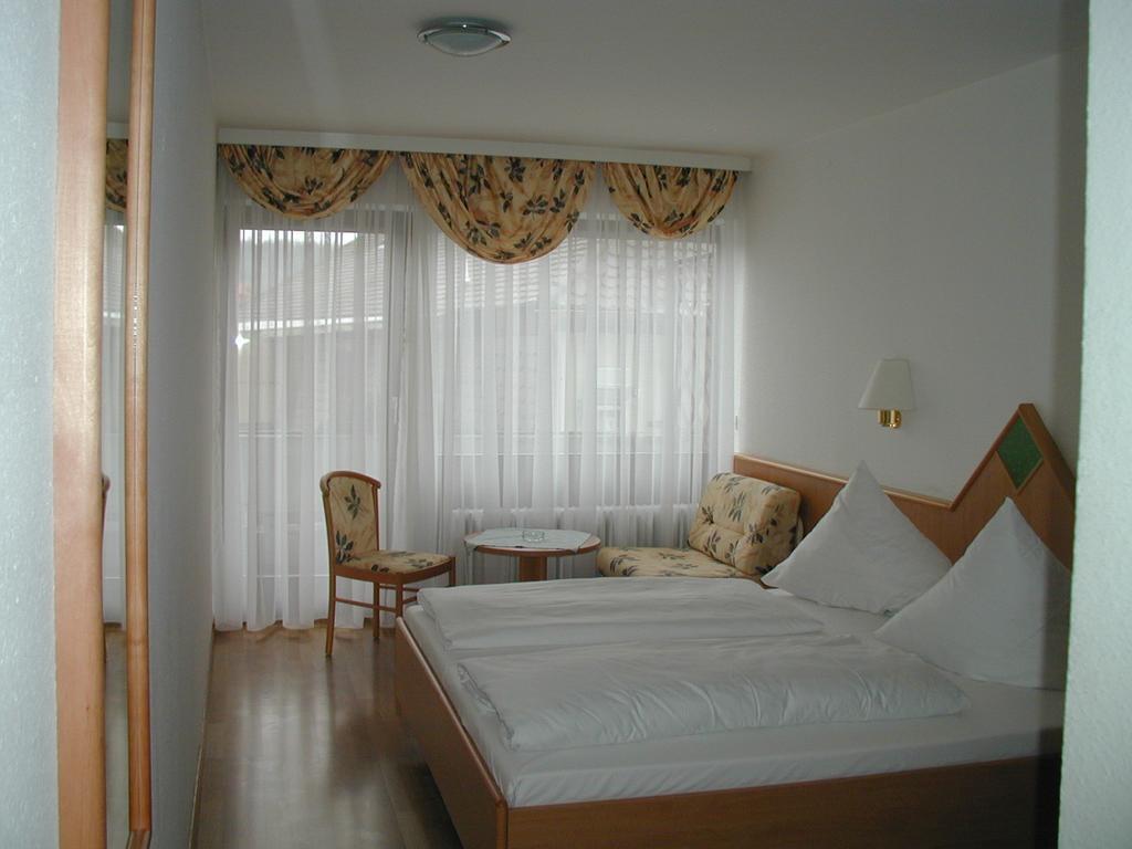 Hotel & Gaestehaus Krone Geiselwind Rom bilde